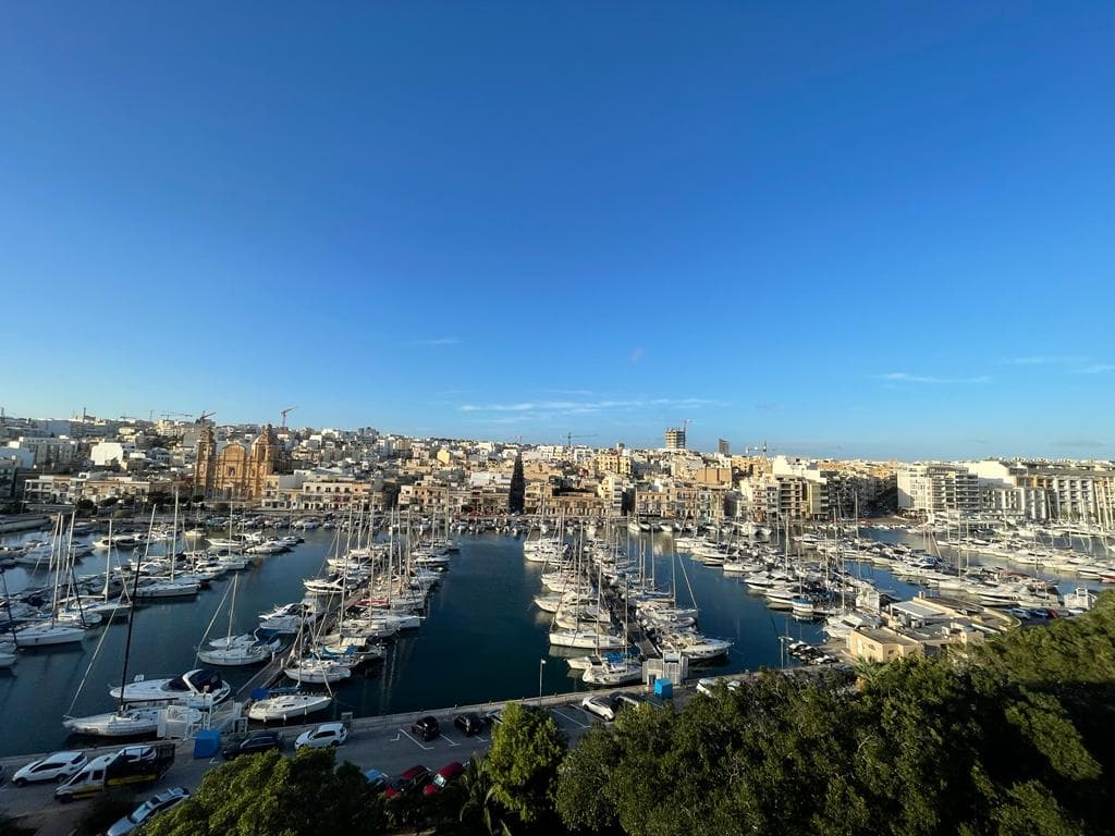 Three Bedroom Seafront Apartment with Large Terrace in Pieta - Image 1